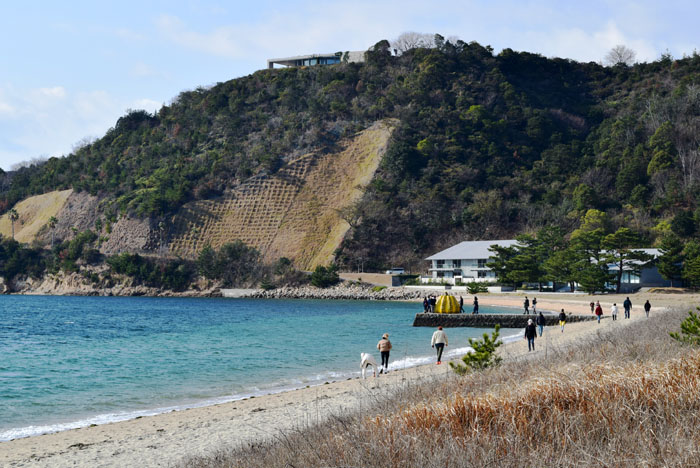 直島にある黄色いカボチャ