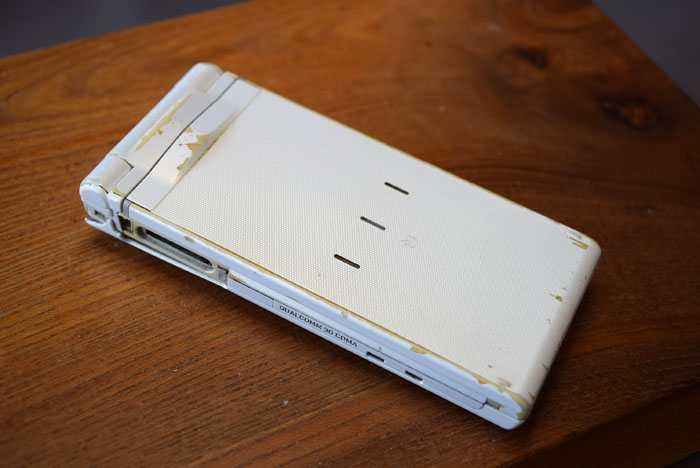 使い込んだガラケイ。まだまだ使えるガラケイ