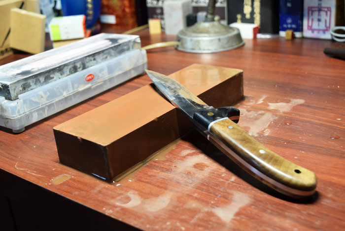 バトニングできるナイフを研ぐ