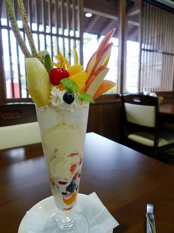 果物屋さんのフルーツパフェ