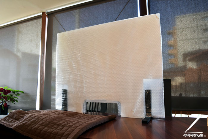 新型コロナ予防対策にアクリル板と、消毒アルコール