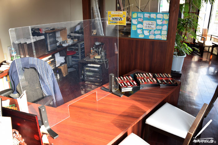 新型コロナ予防対策にアクリル板と、消毒アルコール