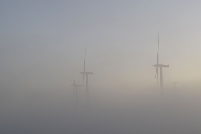 雲に覆われる風量発電