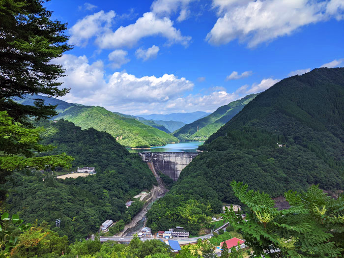 アーチ式の椎葉ダムを一望する