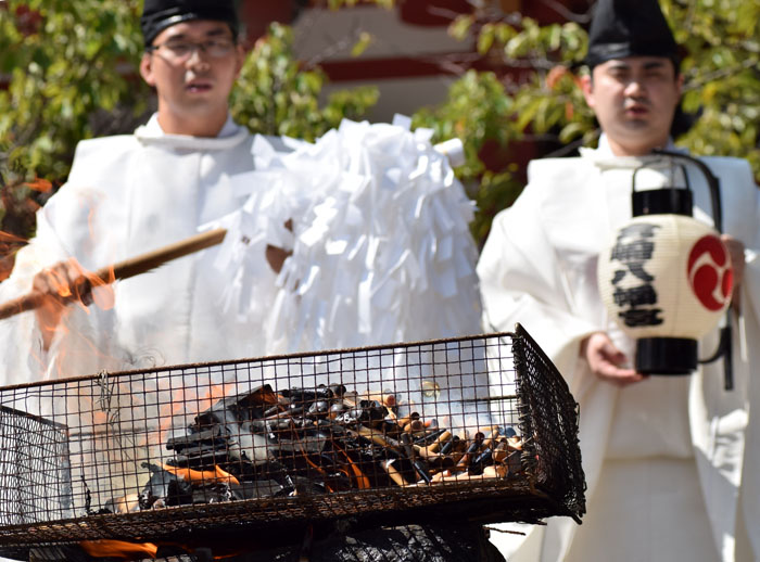 宮崎市、宮崎八幡宮で亡くなられた方の印鑑や、不要になった印鑑を供養する印章供養祭が行われました。