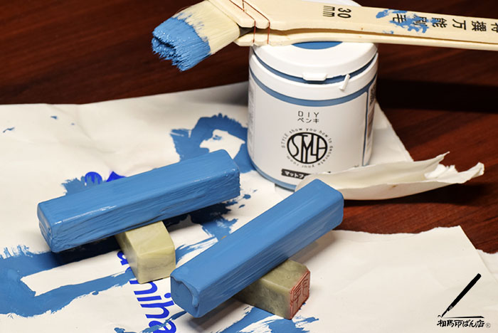 味気ない文鎮をアクリル塗料で塗装。