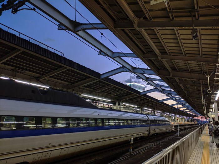 新大阪駅のプラットフォームから眺める夕焼け
