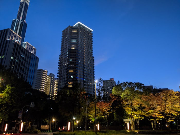 神戸三宮の夕方の風景。街路樹はライトアップされてます。