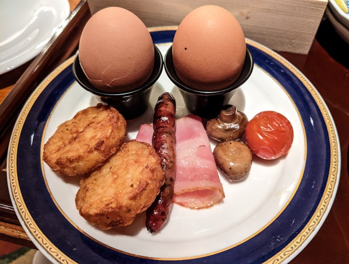 温泉卵、ハッシュドポテト、ウインナー、ベーコン、マッシュルーム、ボイルしたミニトマト