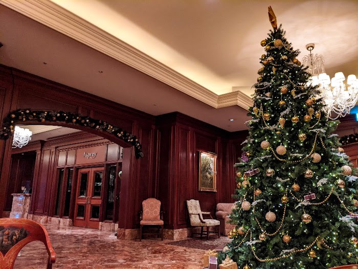 リッツカールトン大阪のロビーにはクリスマスツリーが飾られてます。