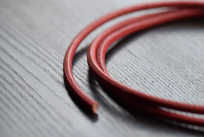 ハンズマンで買ったエンジ色の革紐