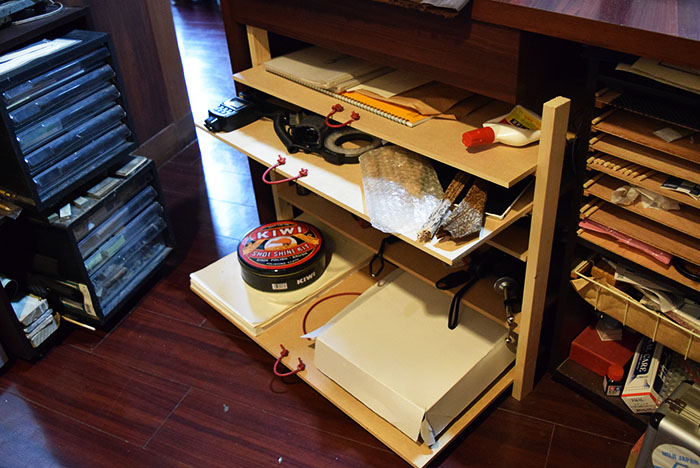 DIYでつくった棚の引き出しに革紐をつけて取ってにした