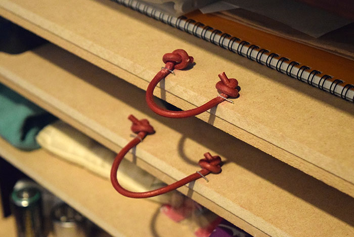 引き出しの取っ手に革紐を使った。