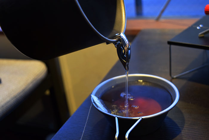 森乃雫をつけて紅茶にお湯を注ぐ