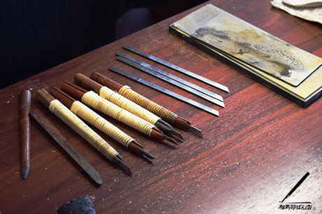 宮崎の印鑑屋。刀を研ぐ