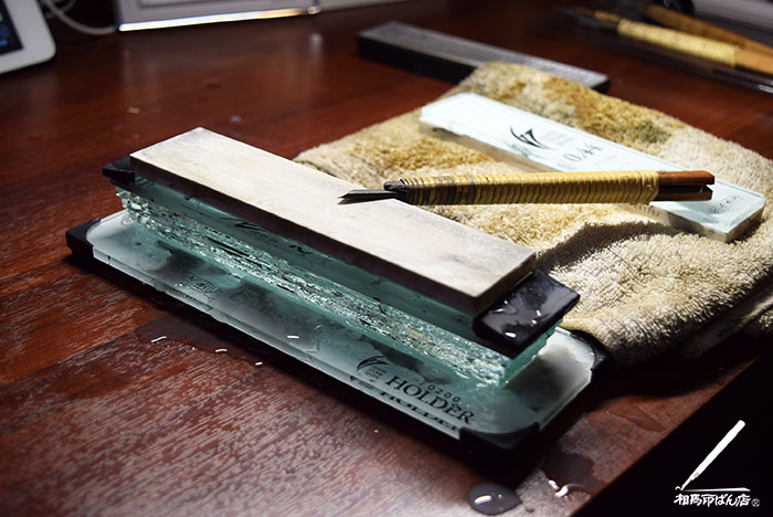 セラミック砥石で刃を研ぐ