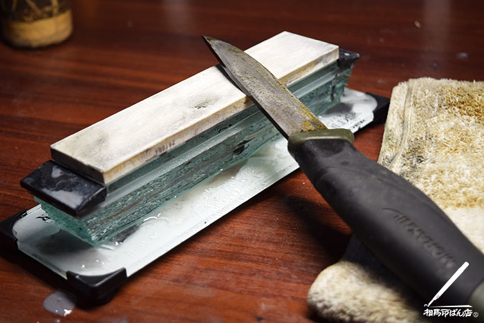 モーラナイフをシャプトンのセラミック砥石で研ぐ。