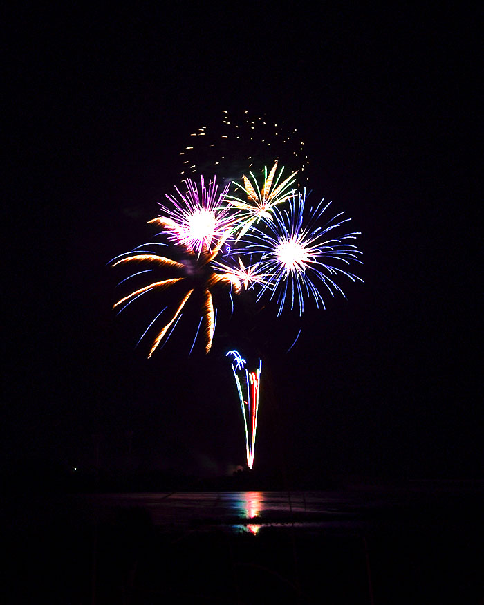 シャッタースピードを落とすことで連続して上がった花火を１枚の写真で撮れた
