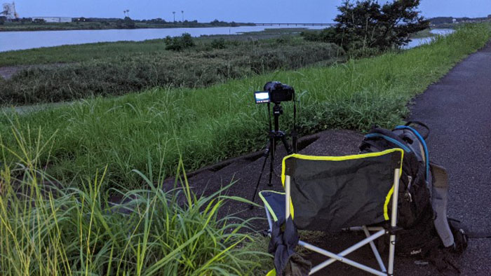 高鍋町小丸川堤防で打上げ花火を撮影ポイントにしてカメラを設営。