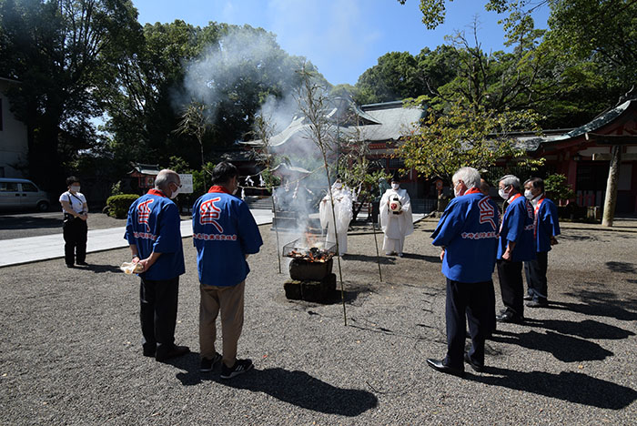 宮崎八幡宮の境内にて